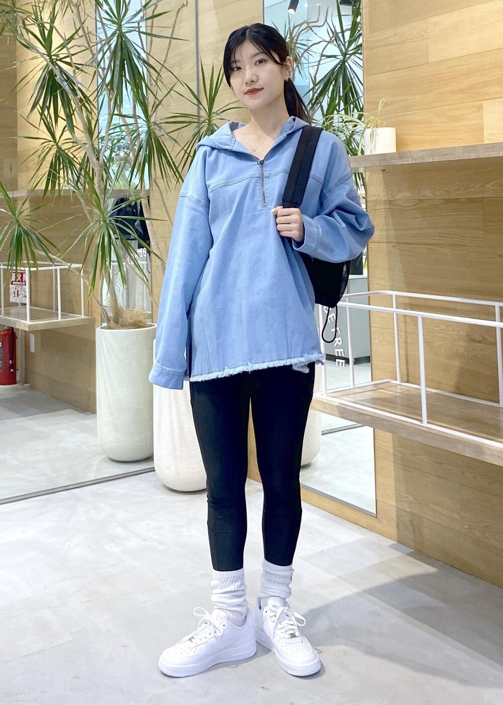 ホワイト系のスニーカー、ブルー系のパーカー、ブラック系のバックパック/リュックを着用したレディースの秋コーディネートの7枚目の写真