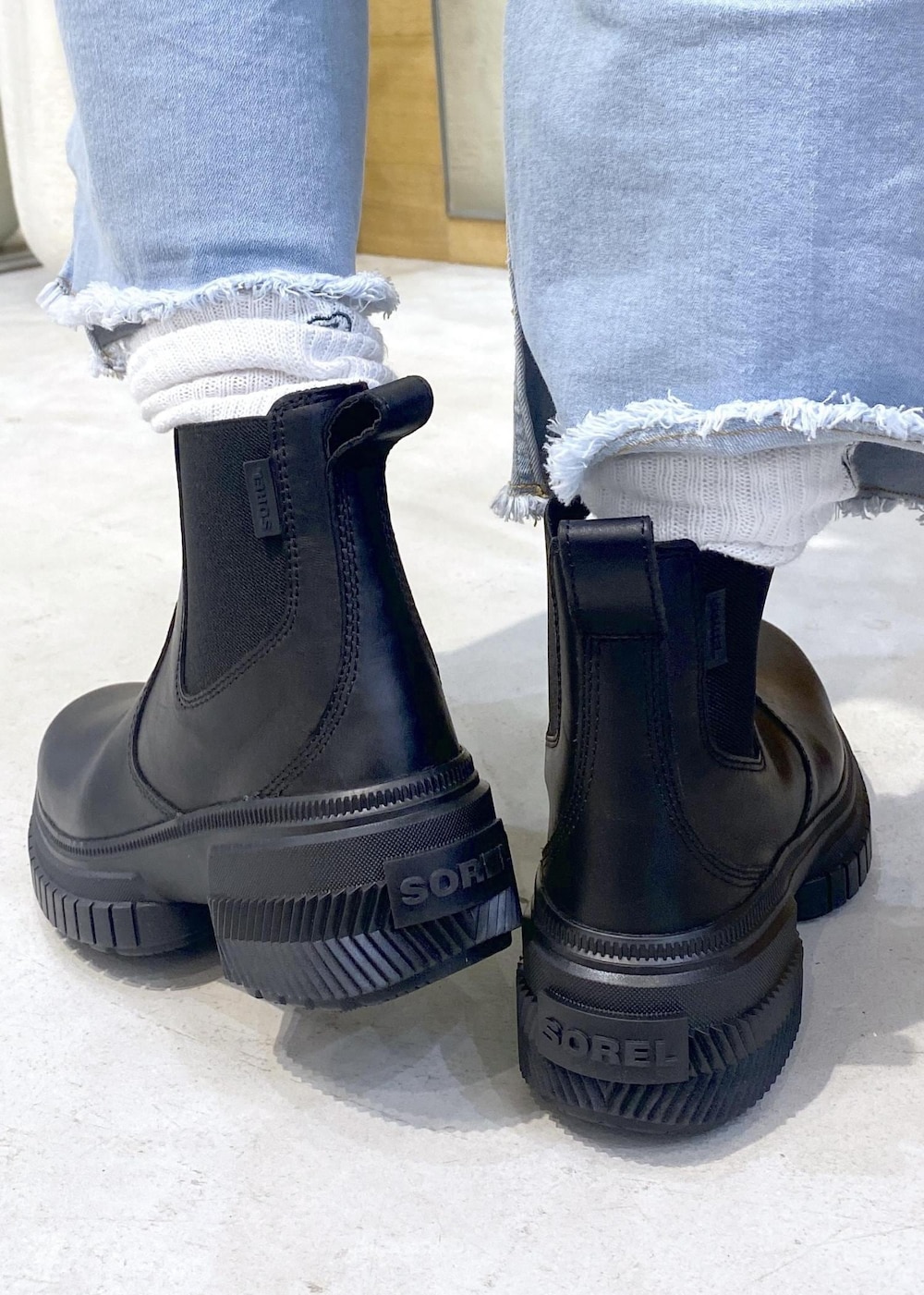 ホワイト系のトートバッグ、ベージュ系のダウンジャケット/コートを着用したレディースの秋コーディネートの9枚目の写真