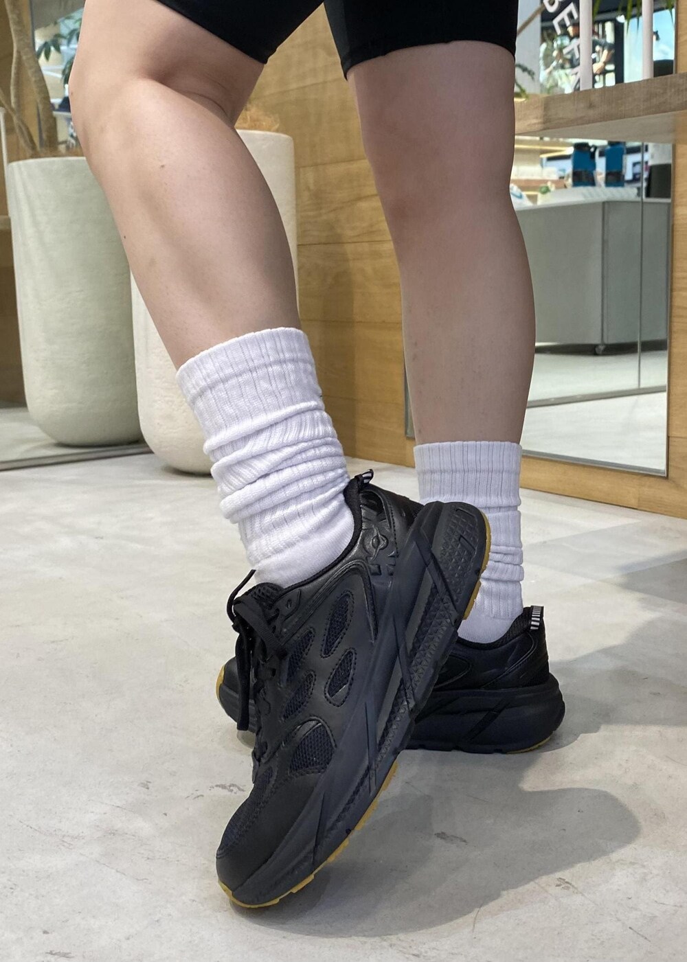 ブラック系のブルゾン、ホワイト系のタンクトップ、ブラック系のスニーカーを着用したレディースの夏コーディネートの8枚目の写真