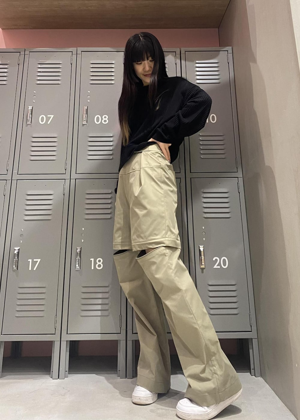 ホワイト系のスニーカー、ブラック系のパーカー、グリーン系のその他パンツを着用したレディースの春コーディネートの3枚目の写真