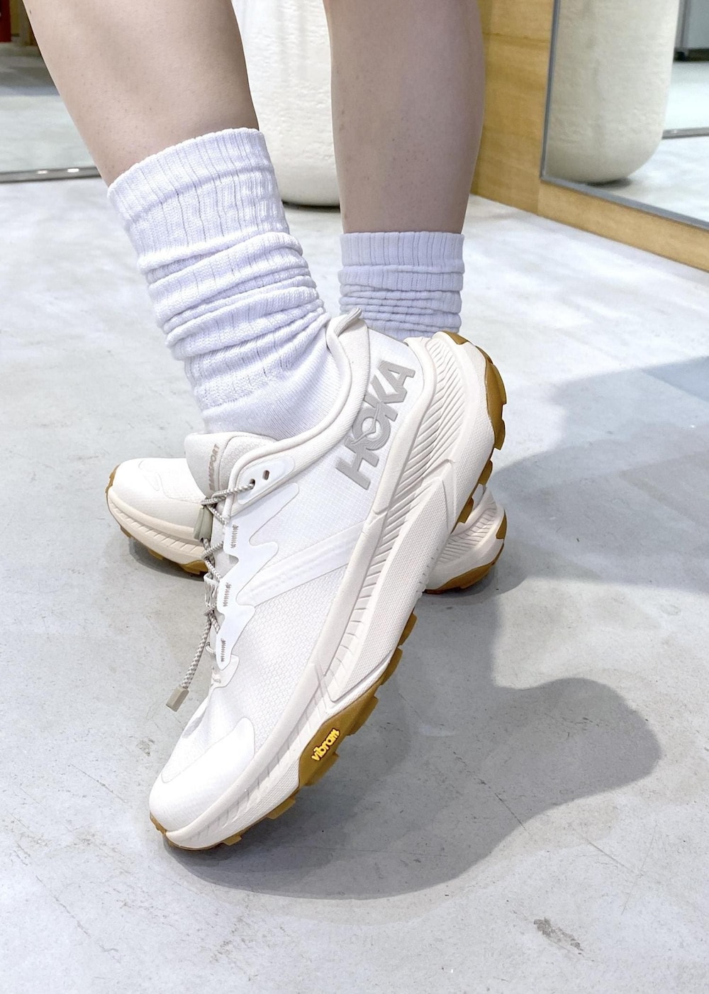 ブラック系のTシャツ/カットソー、ベージュ系のその他パンツ、ホワイト系のスニーカーを着用したレディースの夏コーディネートの6枚目の写真