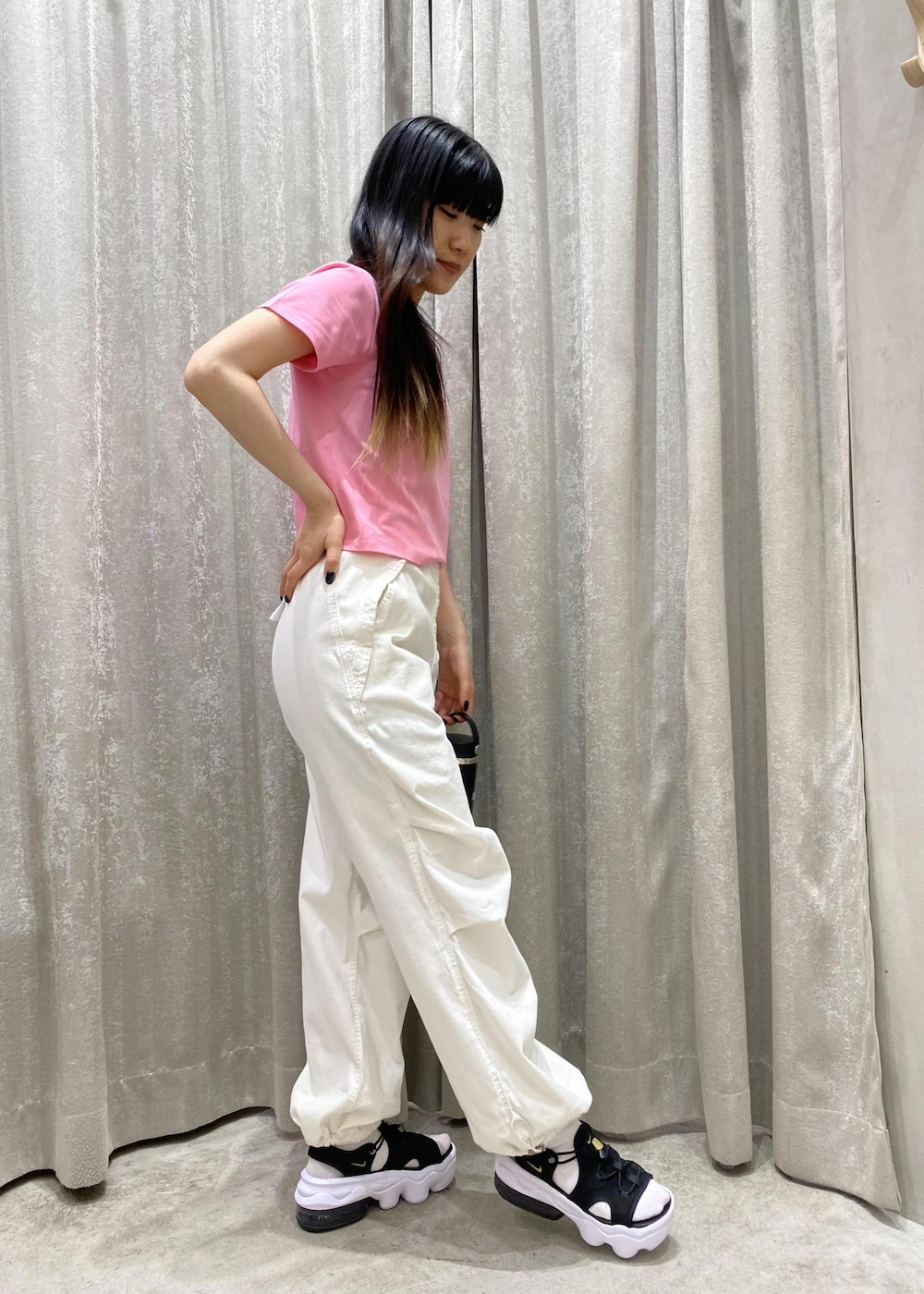 ホワイト系のその他パンツ、ブラック系のサンダル、ピンク系のTシャツ/カットソーを着用したレディースの春コーディネートの2枚目の写真