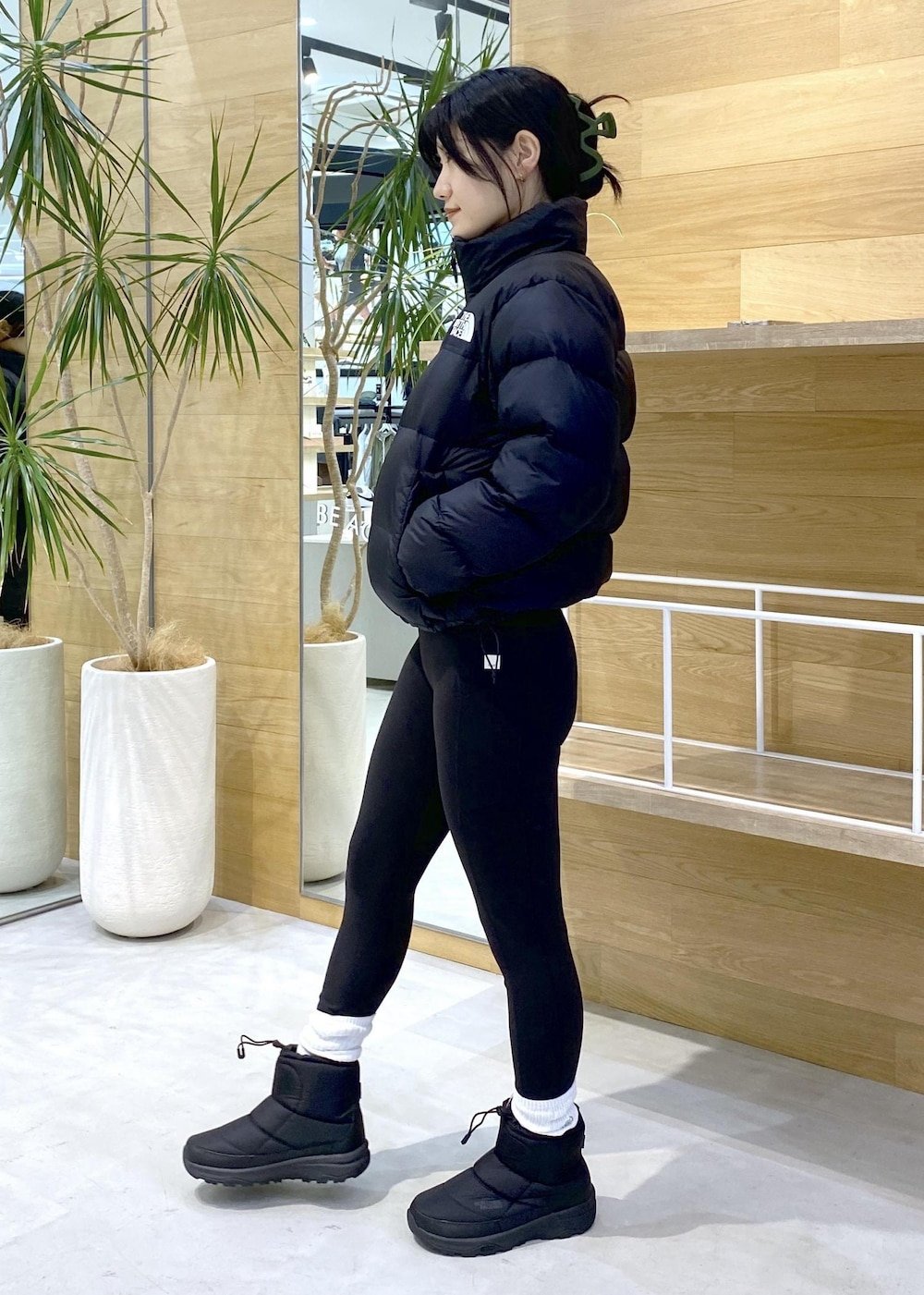 ブラック系のダウンジャケット/コート、ブラック系のレギンス/スパッツを着用したレディースの秋コーディネートの3枚目の写真