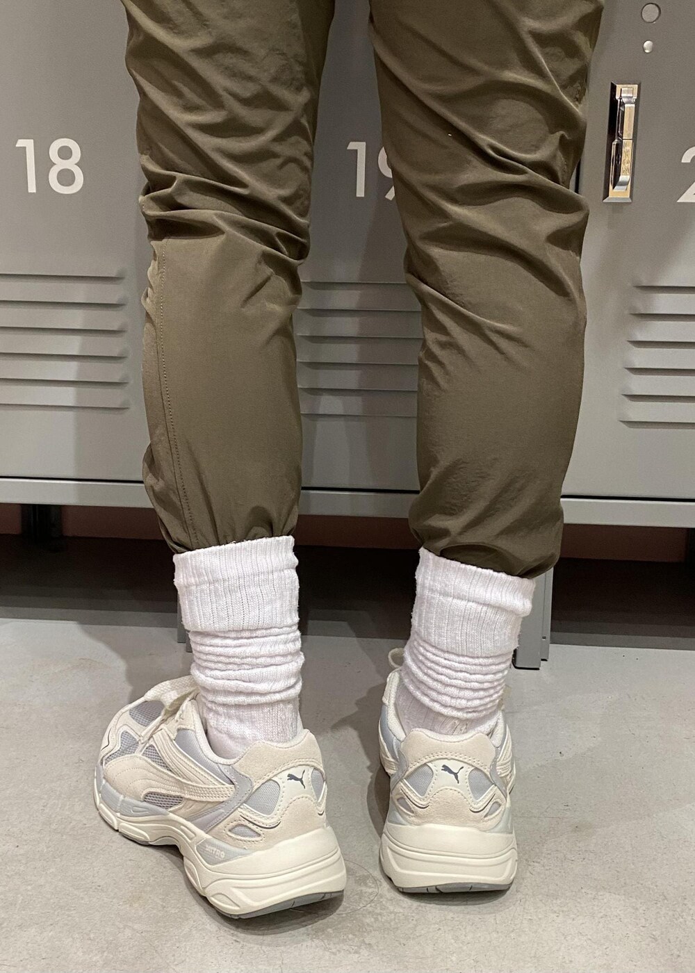 ホワイト系のその他アウター、ベージュ系のスニーカー、ブラック系のレギンス/スパッツを着用したレディースの春コーディネートの8枚目の写真