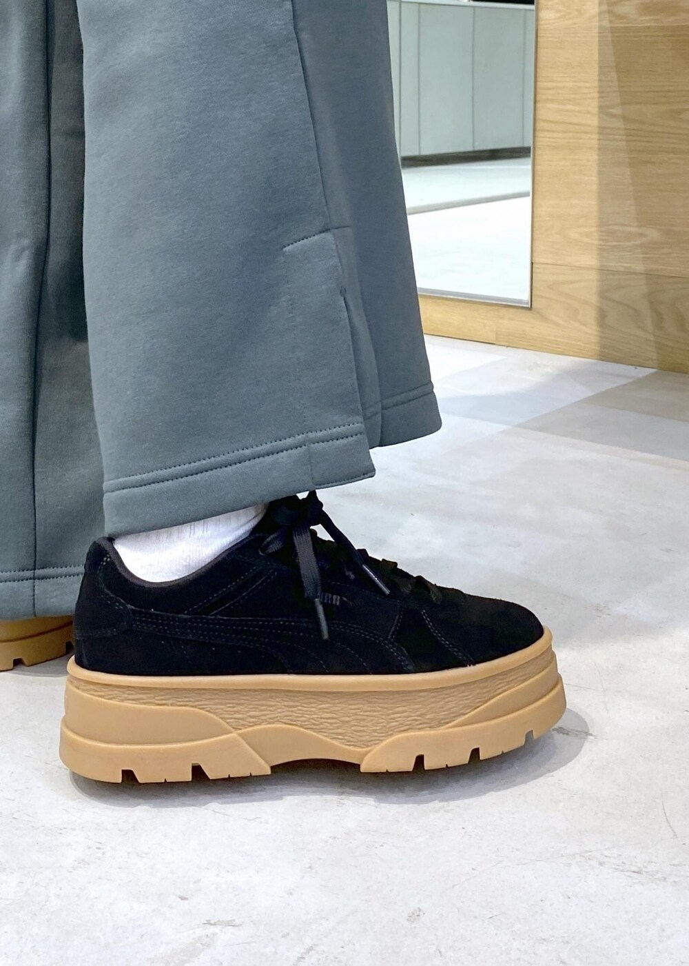 ブラック系のその他アウター、ブラック系のTシャツ/カットソーを着用したレディースの秋コーディネートの9枚目の写真