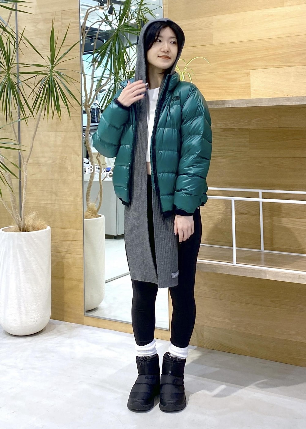 ブラック系のレギンス/スパッツを着用したレディースの秋コーディネートの2枚目の写真