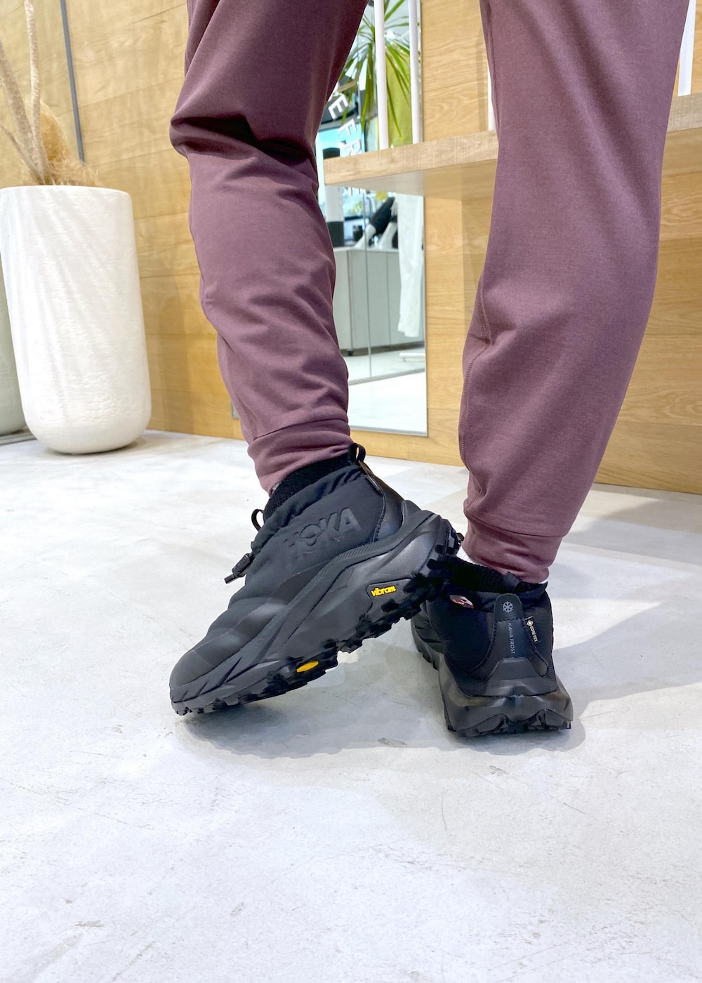 ブラック系のスニーカー、ブルー系のその他アウター、ピンク系のスラックスを着用したレディースの秋コーディネートの9枚目の写真