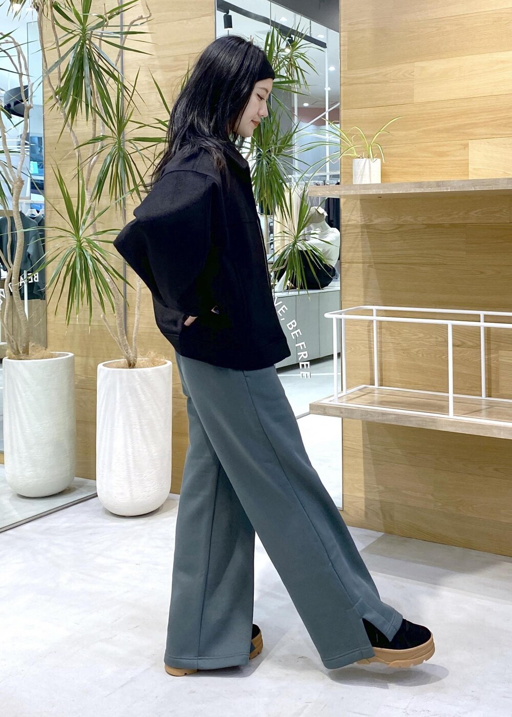 ブラック系のその他アウター、ブラック系のTシャツ/カットソーを着用したレディースの秋コーディネートの5枚目の写真