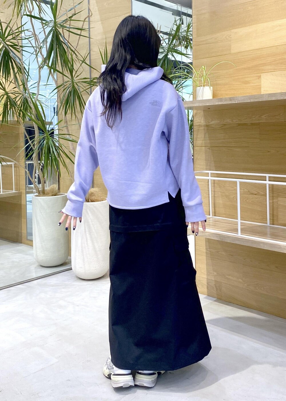 ホワイト系のスニーカー、パープル系のパーカー、ブラック系のスカートを着用したレディースの秋コーディネートの4枚目の写真