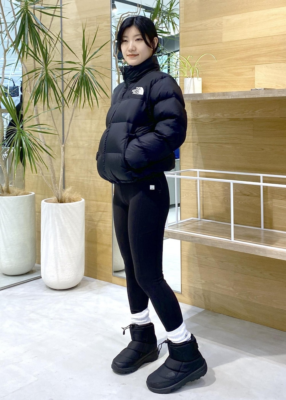 ブラック系のダウンジャケット/コート、ブラック系のレギンス/スパッツを着用したレディースの秋コーディネートの2枚目の写真