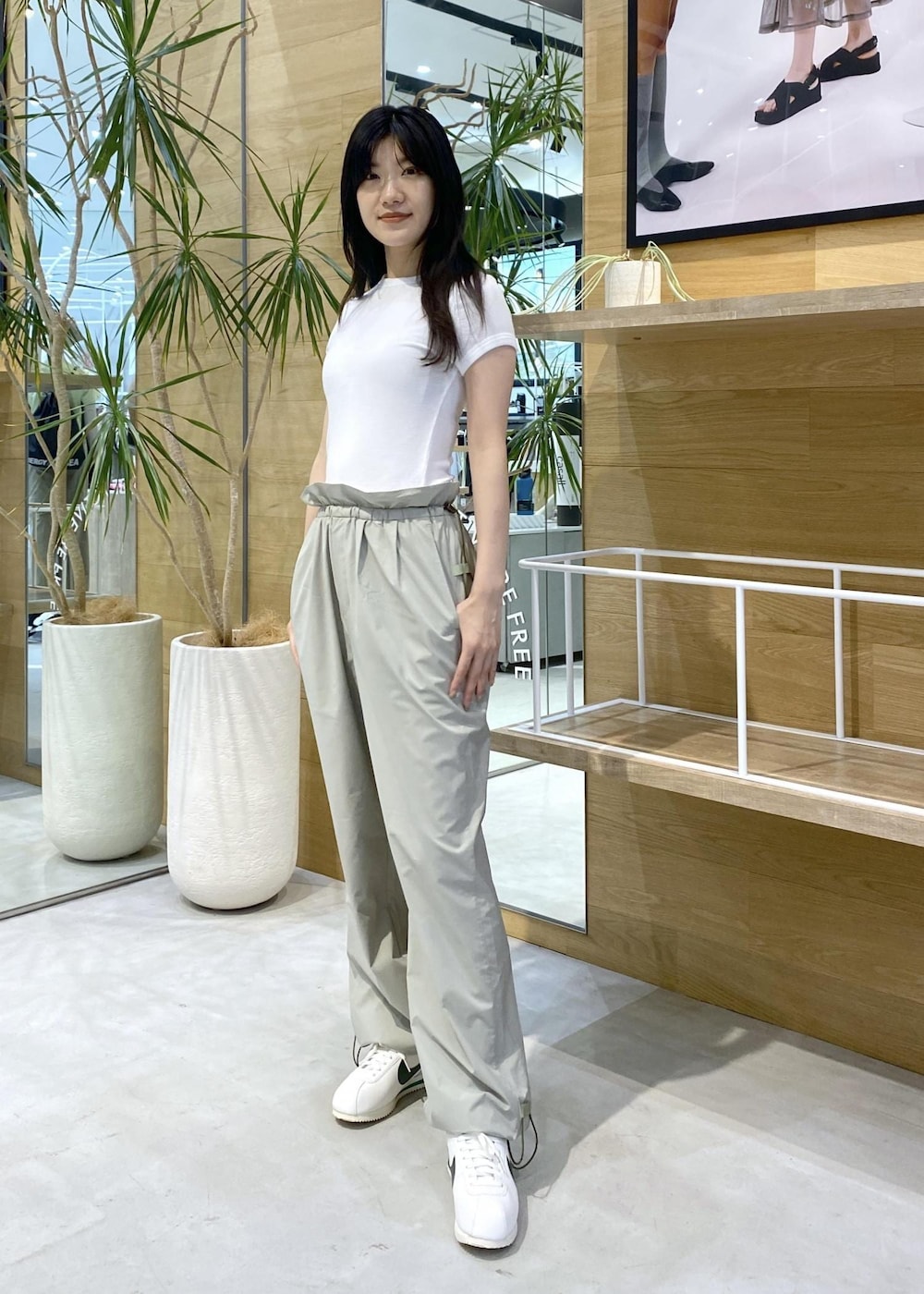 グリーン系のその他パンツ、ホワイト系のTシャツ/カットソー、ホワイト系のスニーカーを着用したレディースの夏コーディネートの2枚目の写真