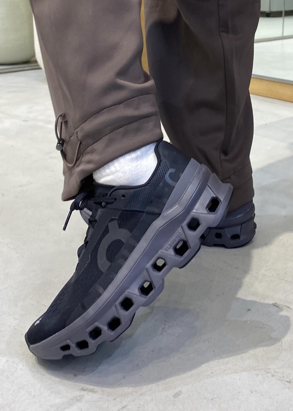 ホワイト系のTシャツ/カットソー、ブラウン系のその他トップス、ブラウン系のその他パンツを着用したレディースの秋コーディネートの8枚目の写真