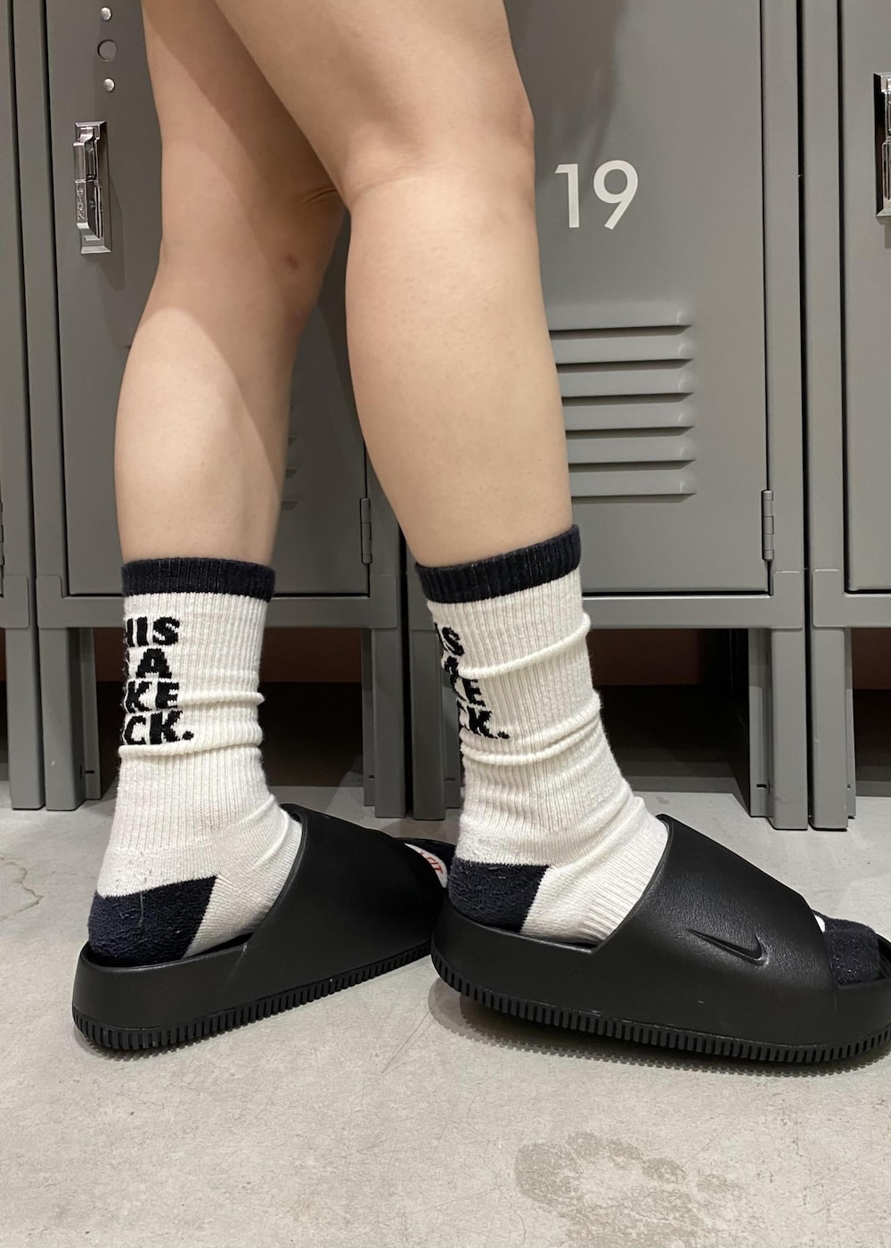 ブラック系のスウェット、ブルー系のその他パンツ、ブラック系のサンダルを着用したレディースの春コーディネートの4枚目の写真