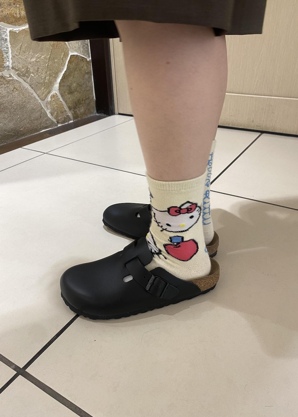 ブラウン系のバックパック/リュック、ブラウン系のその他パンツ、ベージュ系のポロシャツを着用したレディースの春コーディネートの10枚目の写真