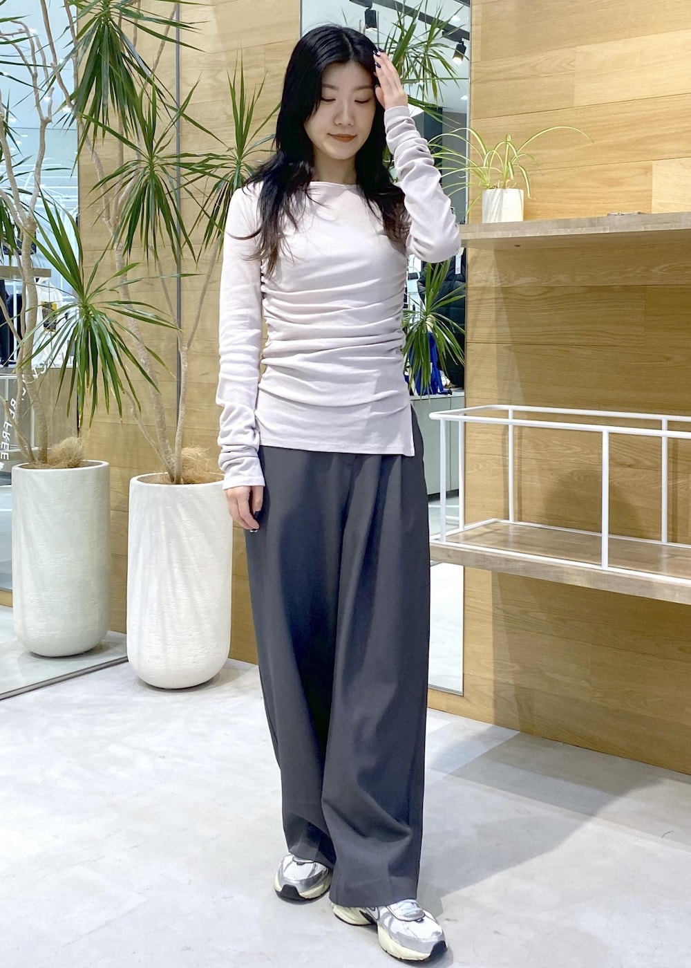 ホワイト系のスニーカー、グレー系のスラックス、パープル系のTシャツ/カットソーを着用したレディースの秋コーディネートの3枚目の写真