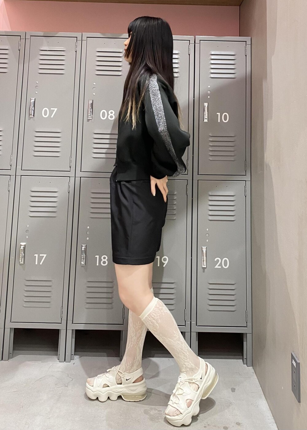 ブラック系のその他アウター、ブラック系のその他パンツ、ホワイト系のサンダルを着用したレディースの春コーディネートの3枚目の写真