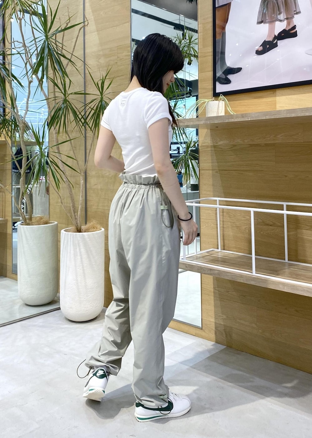 グリーン系のその他パンツ、ホワイト系のTシャツ/カットソー、ホワイト系のスニーカーを着用したレディースの夏コーディネートの6枚目の写真