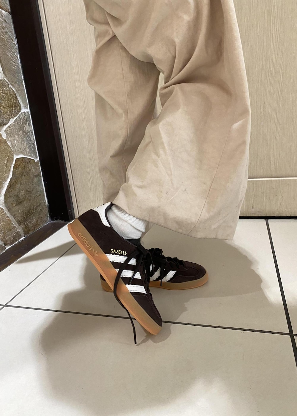 グリーン系のショルダーバッグ、ブルー系のデニムジャケット、ホワイト系のその他パンツを着用したレディースの冬コーディネートの8枚目の写真