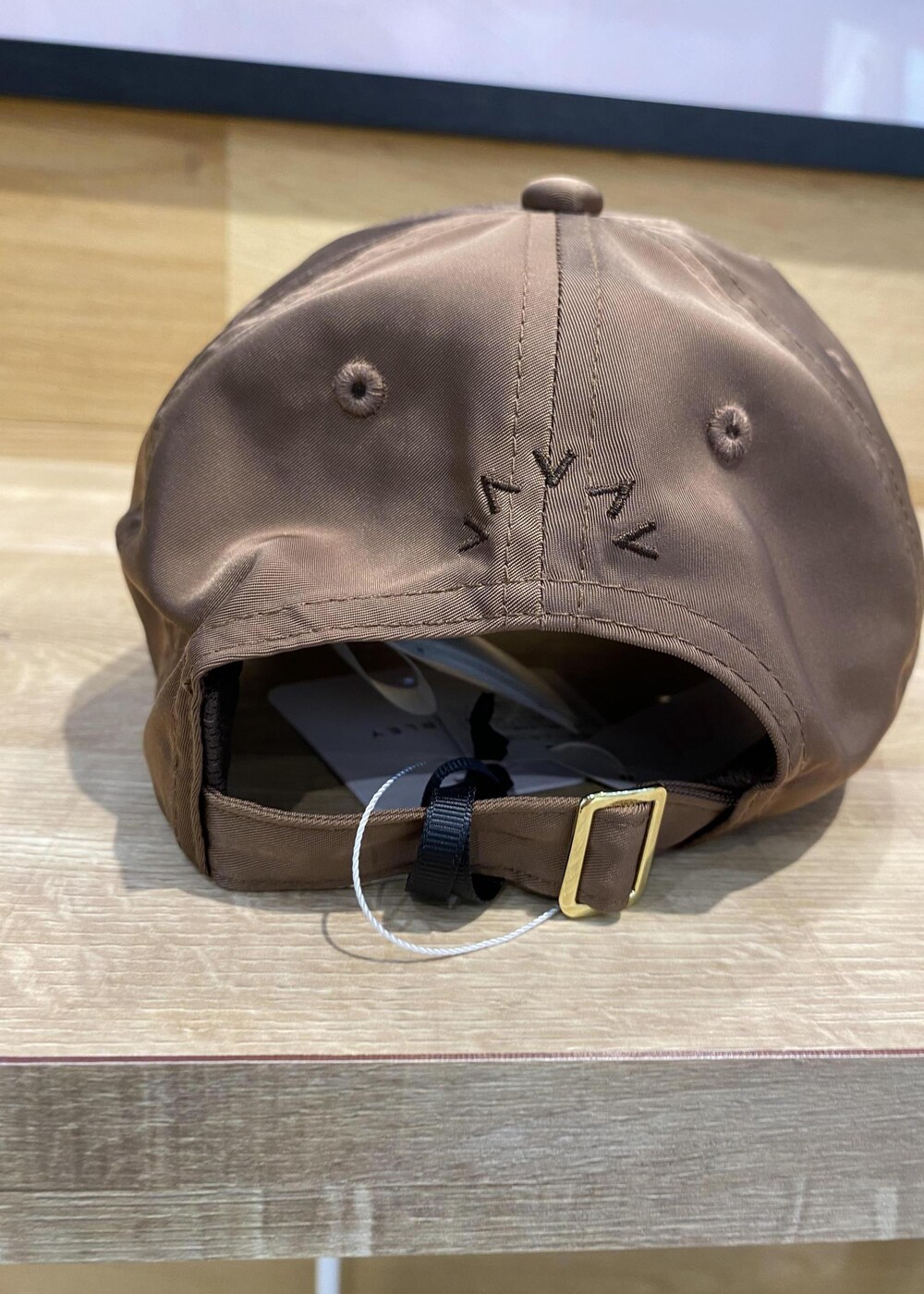 ベージュ系のサンダル、ブラック系のTシャツ/カットソー、グリーン系のレギンス/スパッツを着用したレディースの夏コーディネートの10枚目の写真