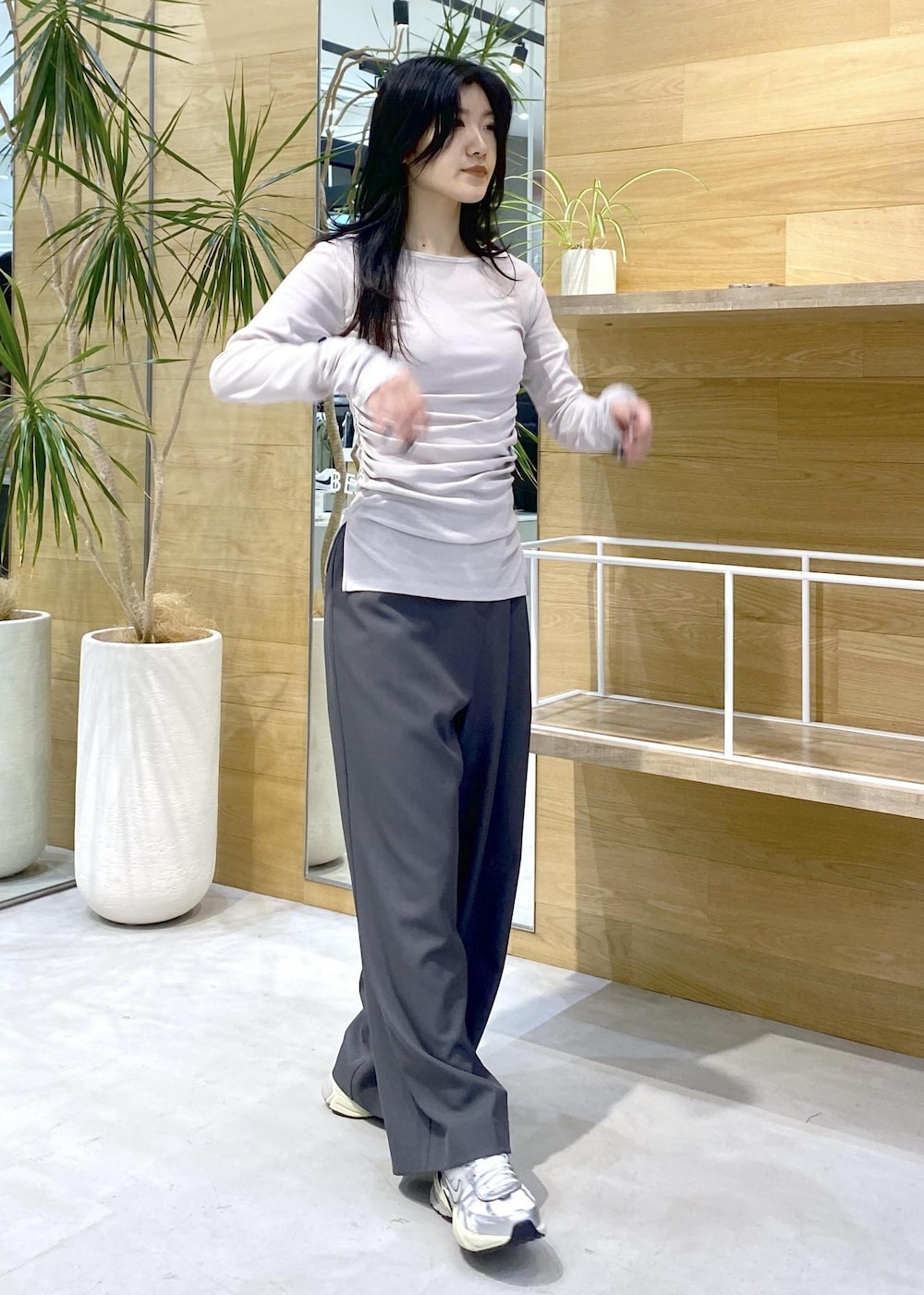 ホワイト系のスニーカー、グレー系のスラックス、パープル系のTシャツ/カットソーを着用したレディースの秋コーディネートの8枚目の写真