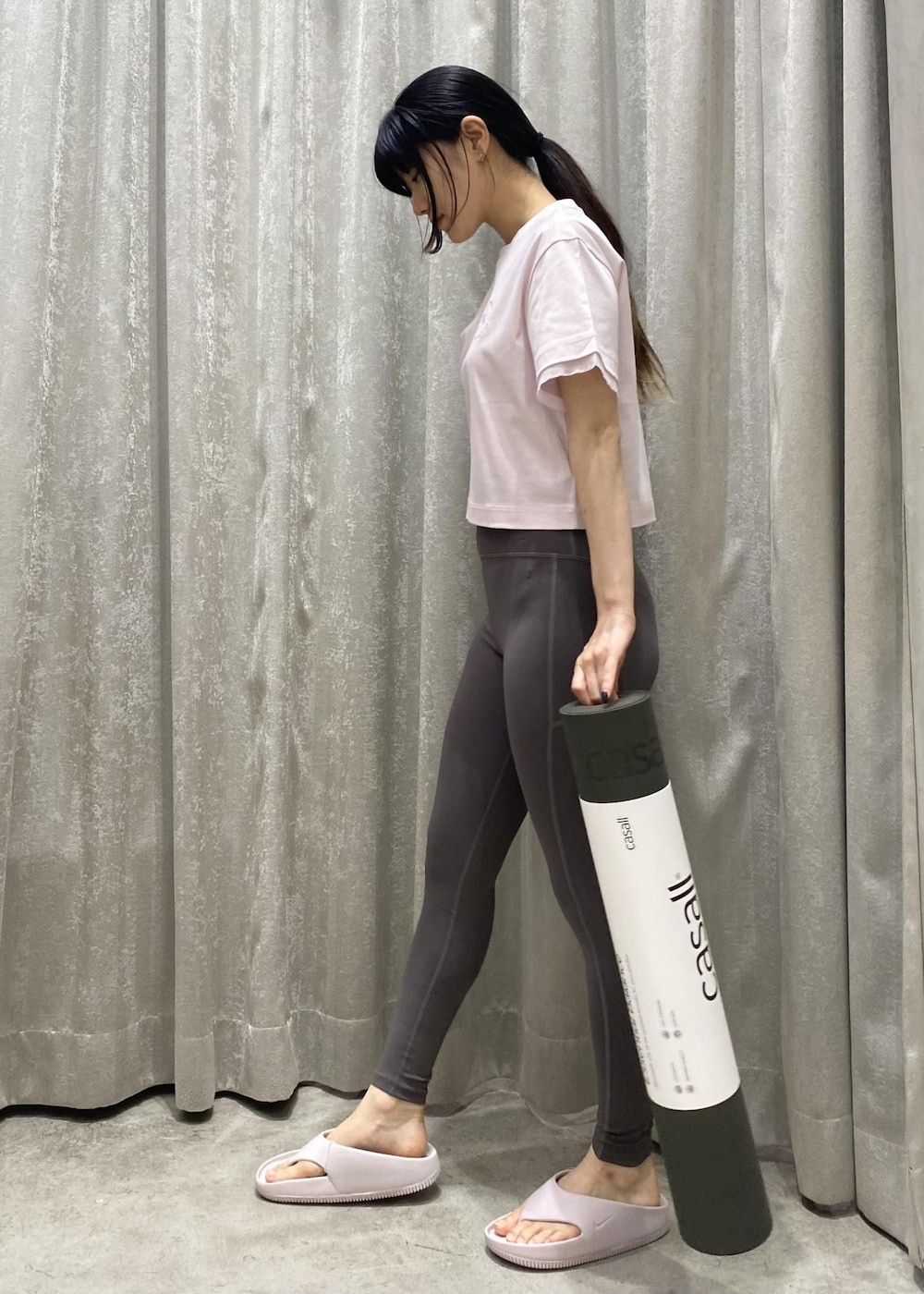 ピンク系のTシャツ/カットソー、パープル系のサンダル、グレー系のレギンス/スパッツを着用したレディースの春コーディネートの2枚目の写真