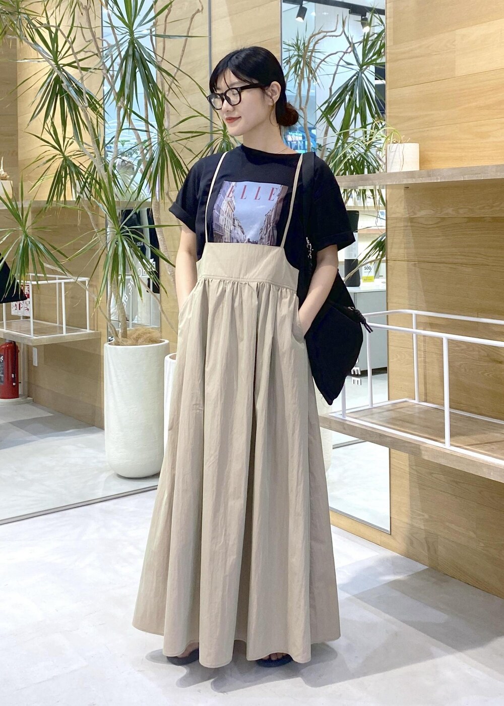 ブラック系のサンダル、ブラック系のトートバッグ、ブラック系のTシャツ/カットソーを着用したレディースの夏コーディネートの4枚目の写真