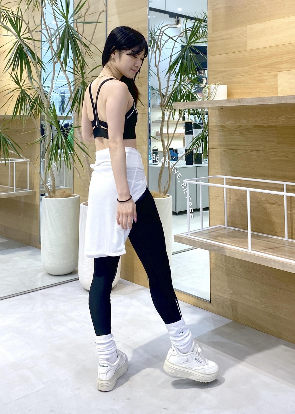 ホワイト系のスニーカー、ホワイト系のTシャツ/カットソー、ブラック系のレギンス/スパッツを着用したレディースの夏コーディネートの6枚目の写真