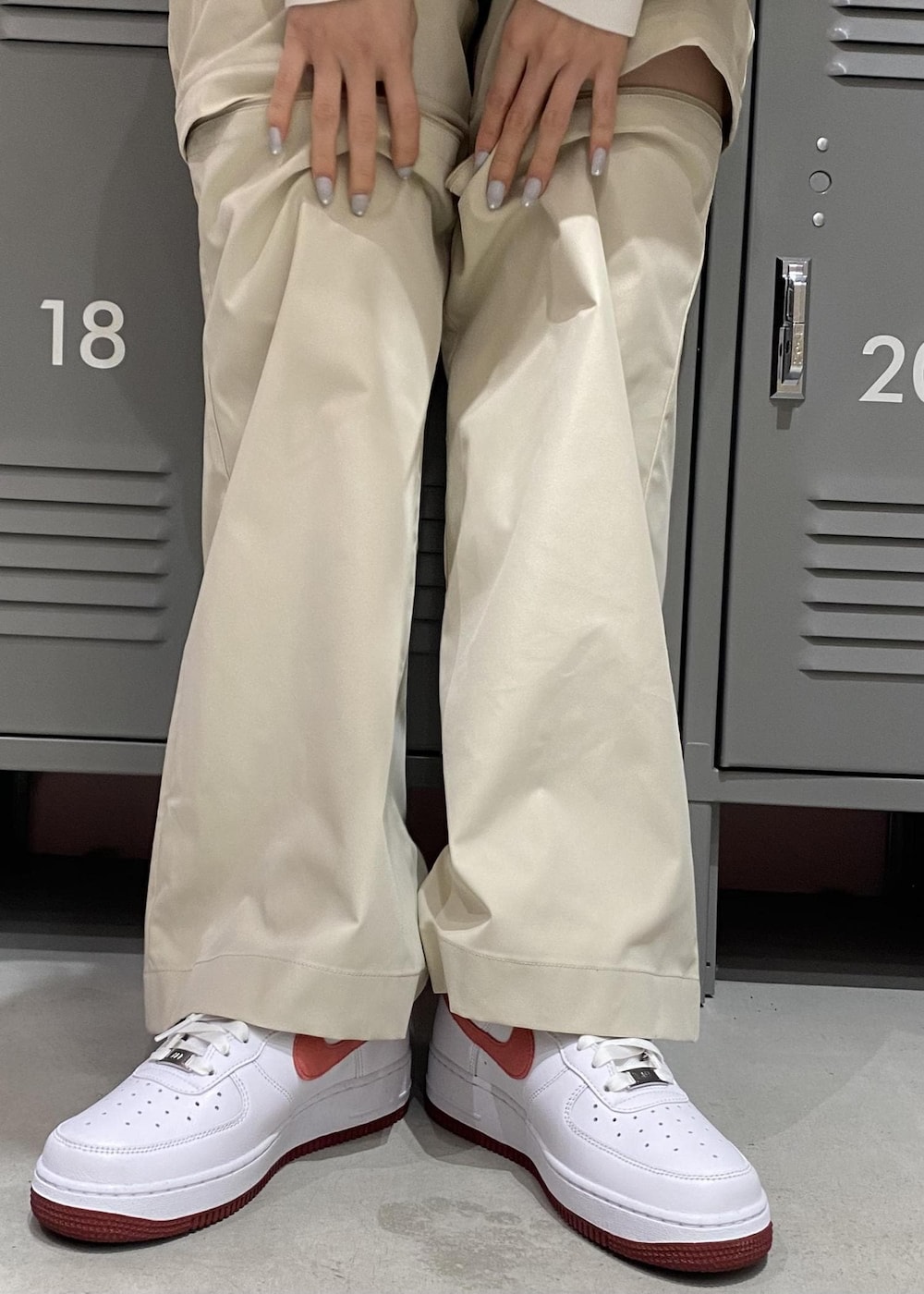 ピンク系のスカート、ホワイト系のTシャツ/カットソー、ホワイト系のスニーカーを着用したレディースの冬コーディネートの7枚目の写真