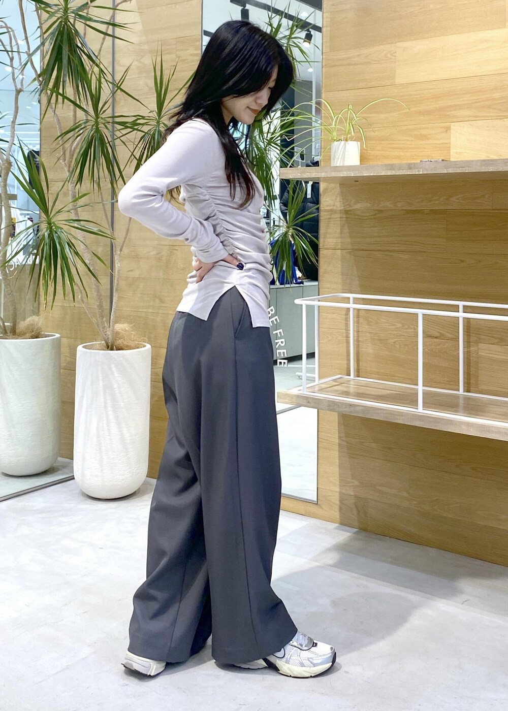 ホワイト系のスニーカー、グレー系のスラックス、パープル系のTシャツ/カットソーを着用したレディースの秋コーディネートの7枚目の写真