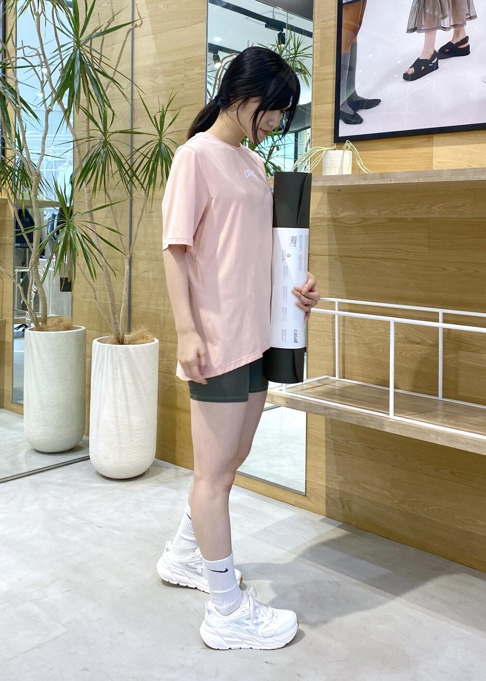 ホワイト系のスニーカー、グリーン系のレギンス/スパッツ、グリーン系のスポーツグッズを着用したレディースの夏コーディネートの6枚目の写真
