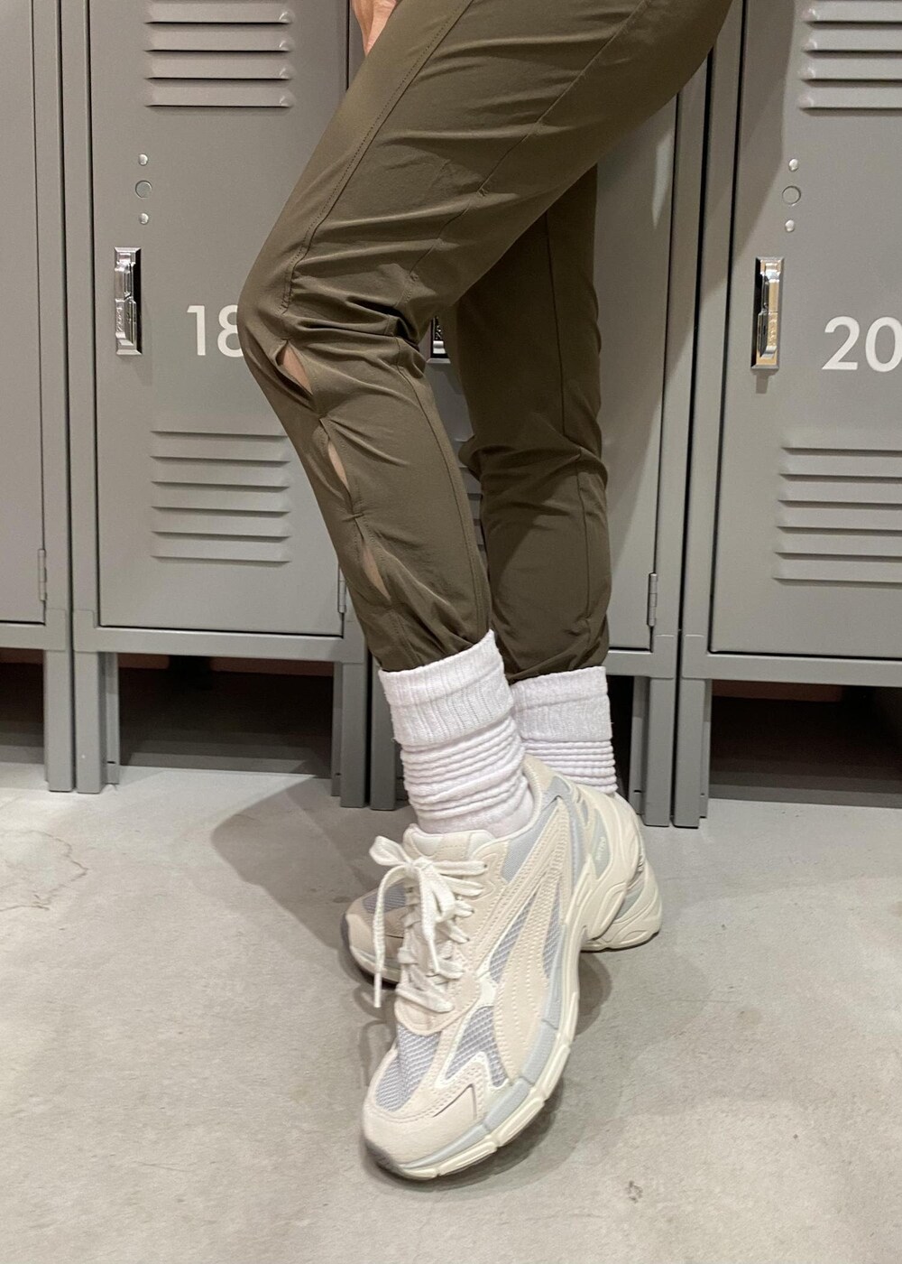 ホワイト系のその他アウター、ベージュ系のスニーカー、ブラック系のレギンス/スパッツを着用したレディースの春コーディネートの7枚目の写真