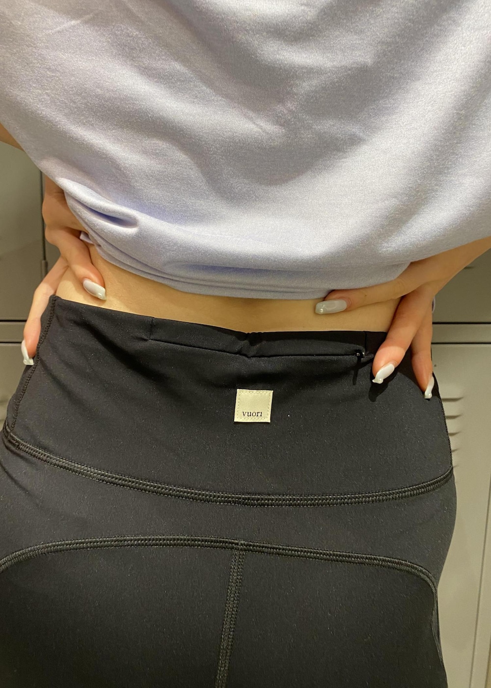 ブラック系のバックパック/リュック、ホワイト系のスニーカー、ブルー系のTシャツ/カットソーを着用したレディースの春コーディネートの4枚目の写真