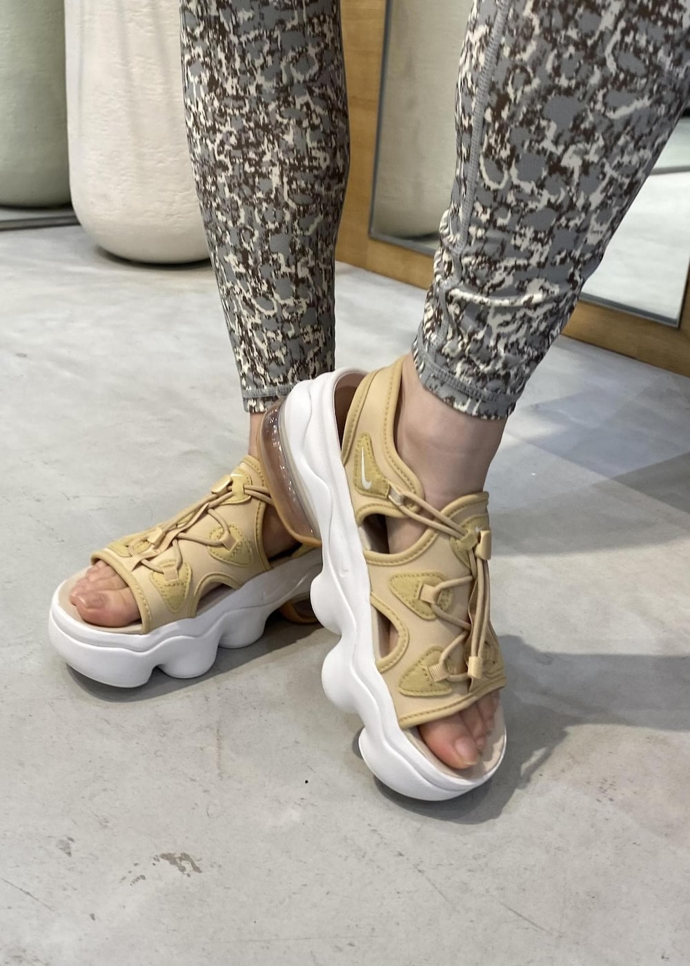 ベージュ系のサンダル、グリーン系のブラジャー、グリーン系のレギンス/スパッツを着用したレディースの夏コーディネートの8枚目の写真