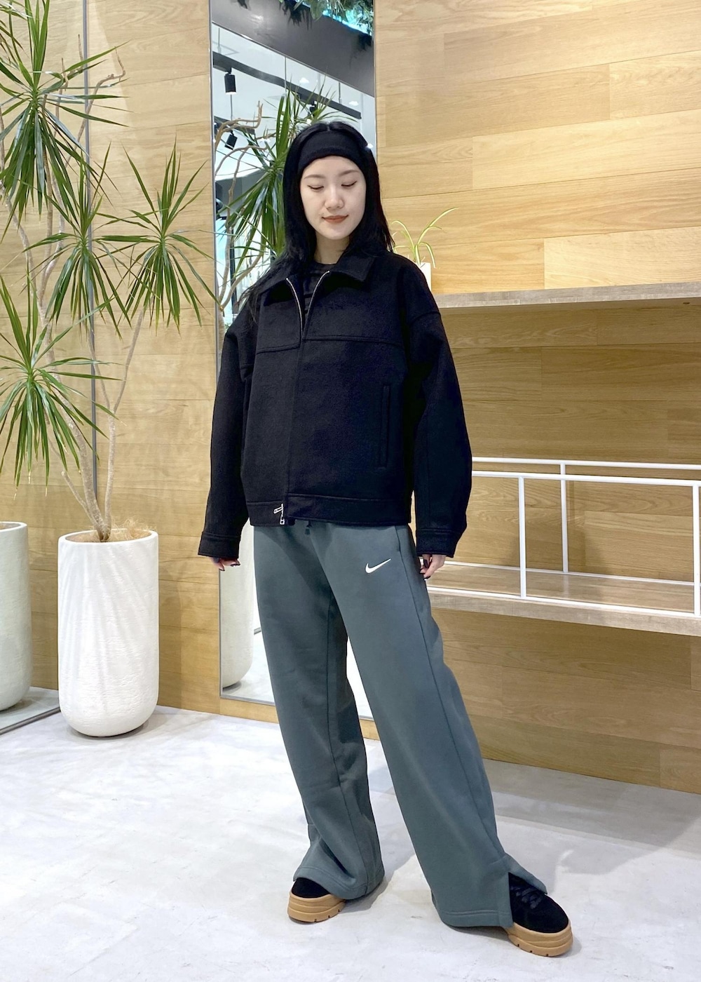 ブラック系のその他アウター、ブラック系のTシャツ/カットソーを着用したレディースの秋コーディネートの6枚目の写真