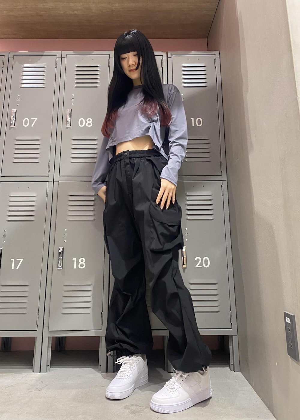 ホワイト系のスニーカー、ブラック系のその他パンツ、ブラック系のダウンジャケット/コートを着用したレディースの冬コーディネートの3枚目の写真