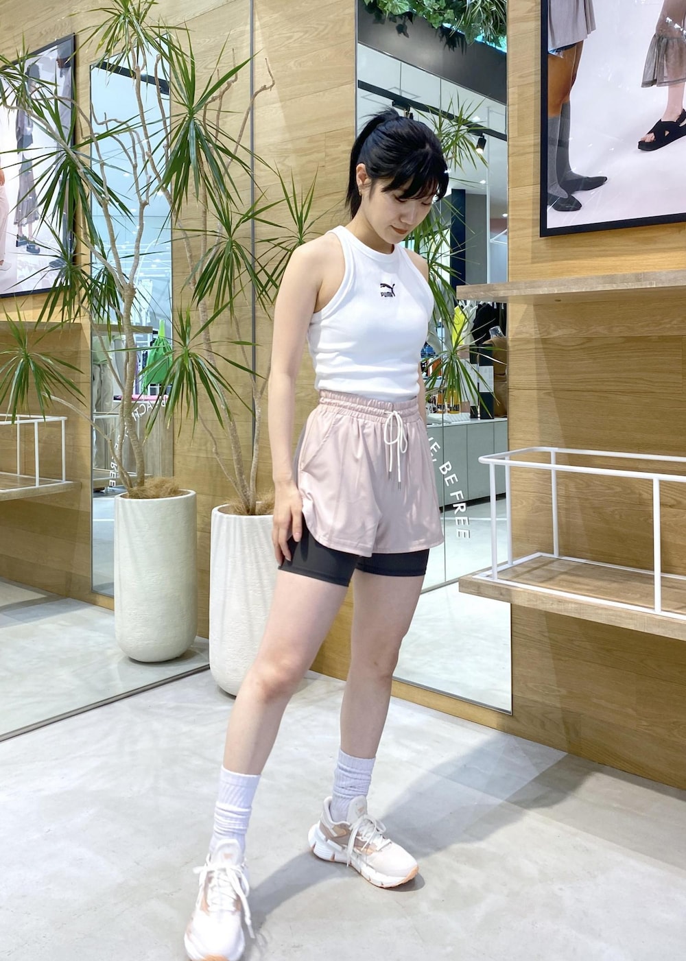 ピンク系のスニーカー、ホワイト系のタンクトップ、ピンク系のその他パンツを着用したレディースの夏コーディネートの3枚目の写真