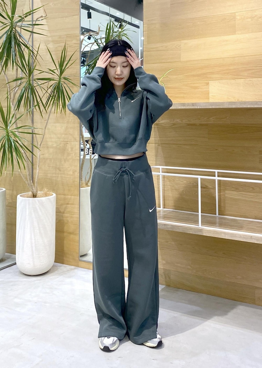 ホワイト系のスニーカー、グリーン系のスウェットを着用したレディースの秋コーディネートの7枚目の写真