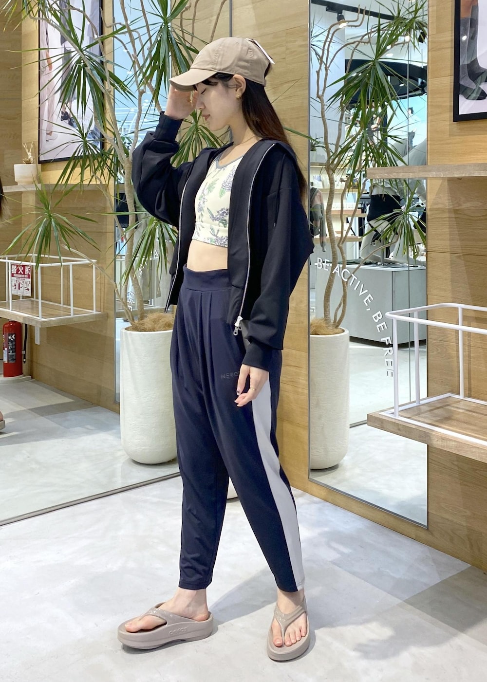 「ナージー、oofos、ウーフォス、サンダルコーデ、サンダル、厚底サンダル、厚底、ゆったりパンツ、パーカー、キャップ、帽子、骨格ウェーブ、ラフスタイル、HIBIYAKADAN、NERGY」｜「NIKEの【NIKE】ナイキ クラブ アンストラクチャード フォーチュラ ウッシュ キャップ（キャップ、ベージュ系）」を使った、sana.nさん（レディース・162cm）の夏コーディネートの3枚目の写真