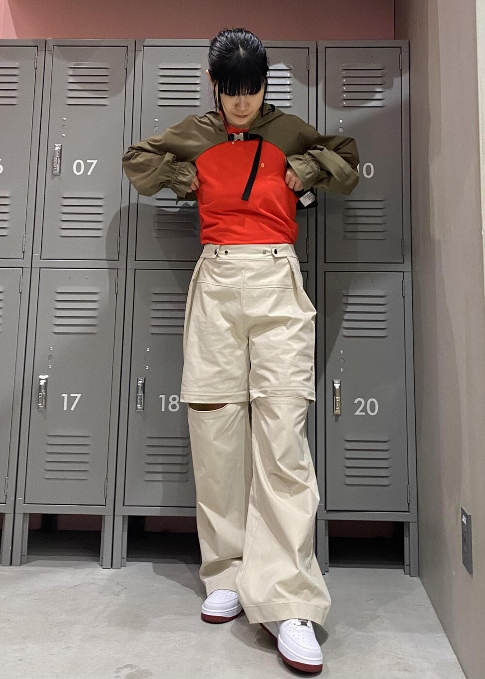 ホワイト系のスニーカー、レッド系のタンクトップ、グレー系のその他パンツを着用したレディースの冬コーディネートの5枚目の写真