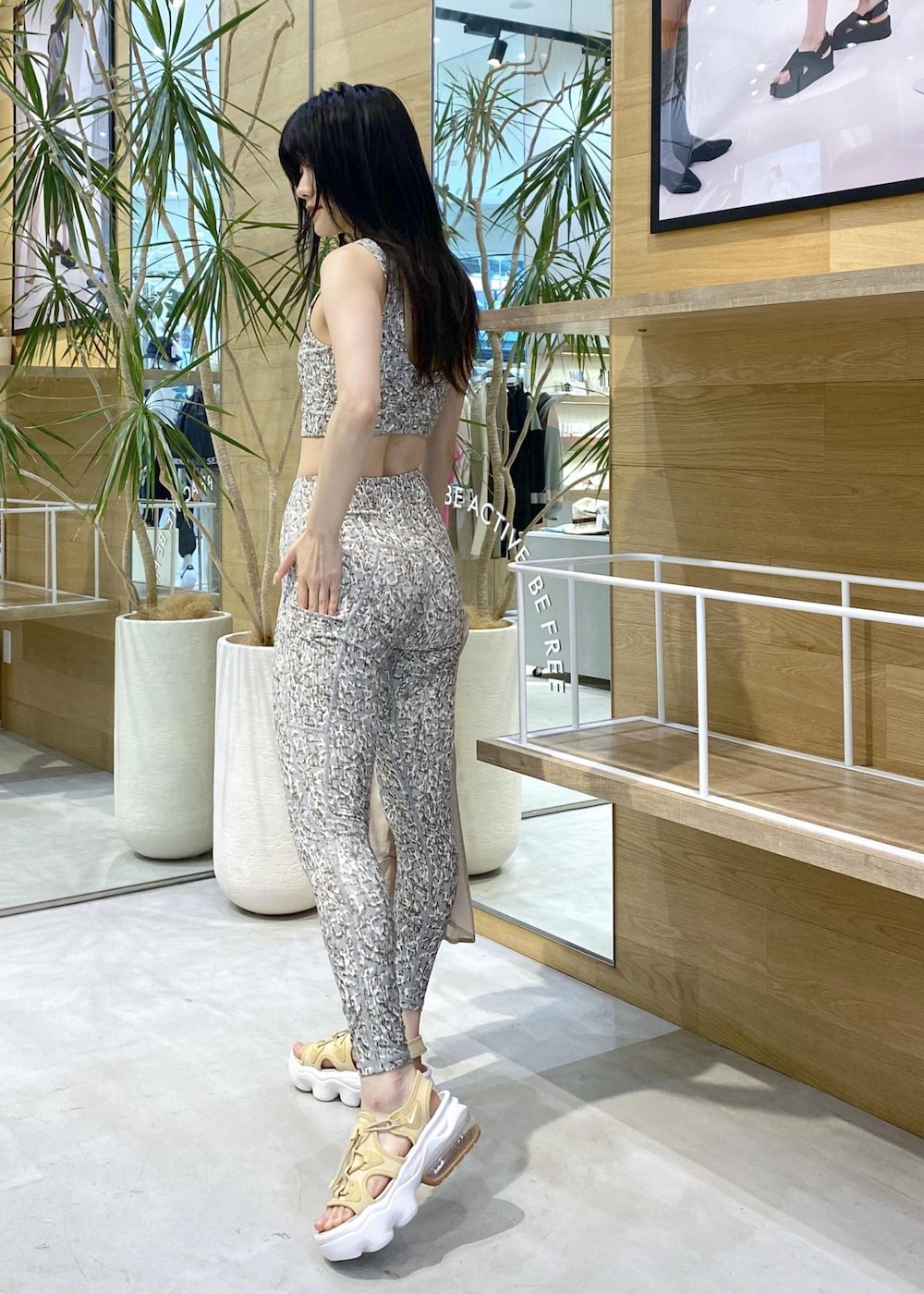 ベージュ系のサンダル、グリーン系のブラジャー、グリーン系のレギンス/スパッツを着用したレディースの夏コーディネートの6枚目の写真