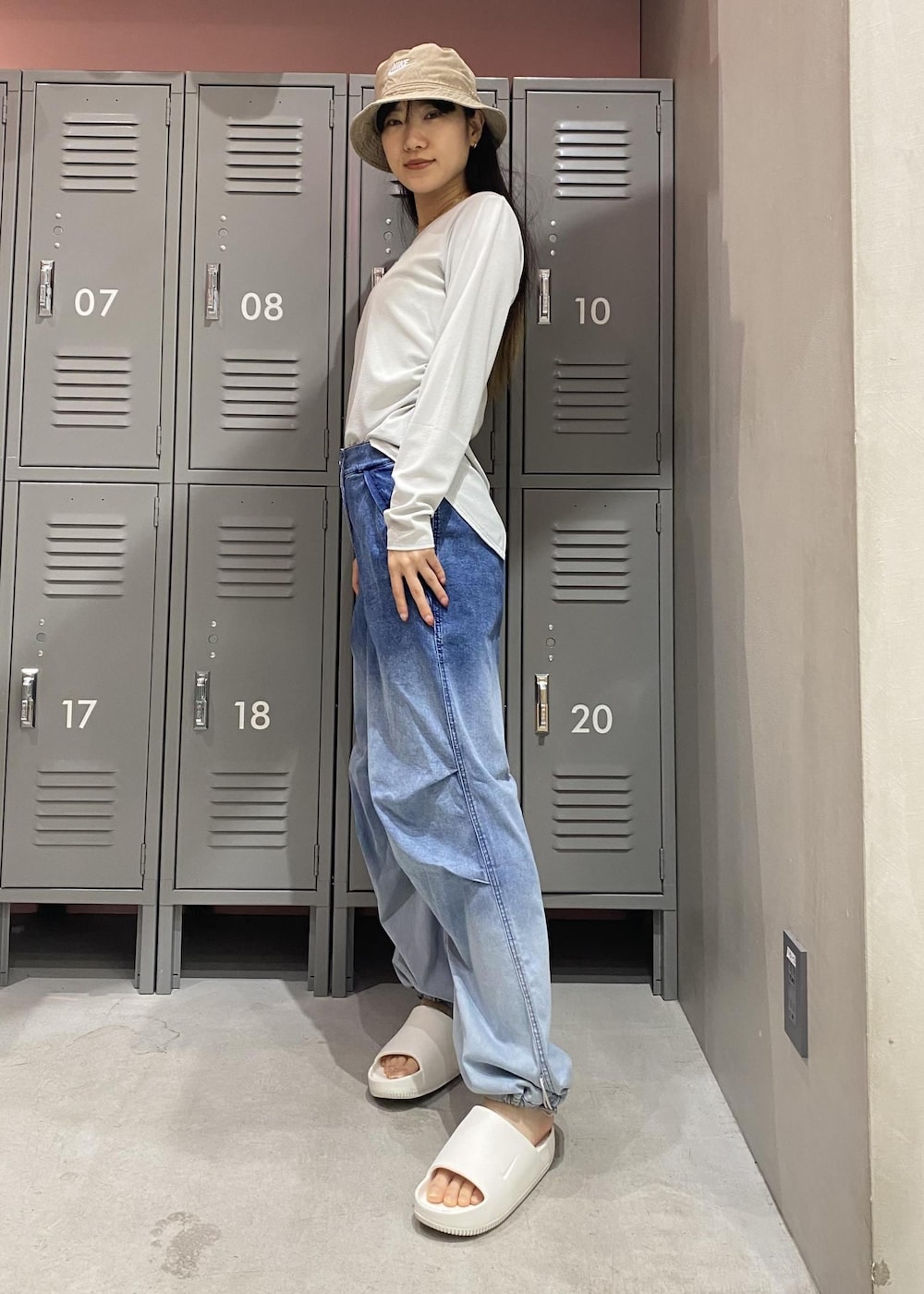 ブルー系のその他パンツ、ホワイト系のサンダル、グリーン系のTシャツ/カットソーを着用したレディースの春コーディネートの2枚目の写真