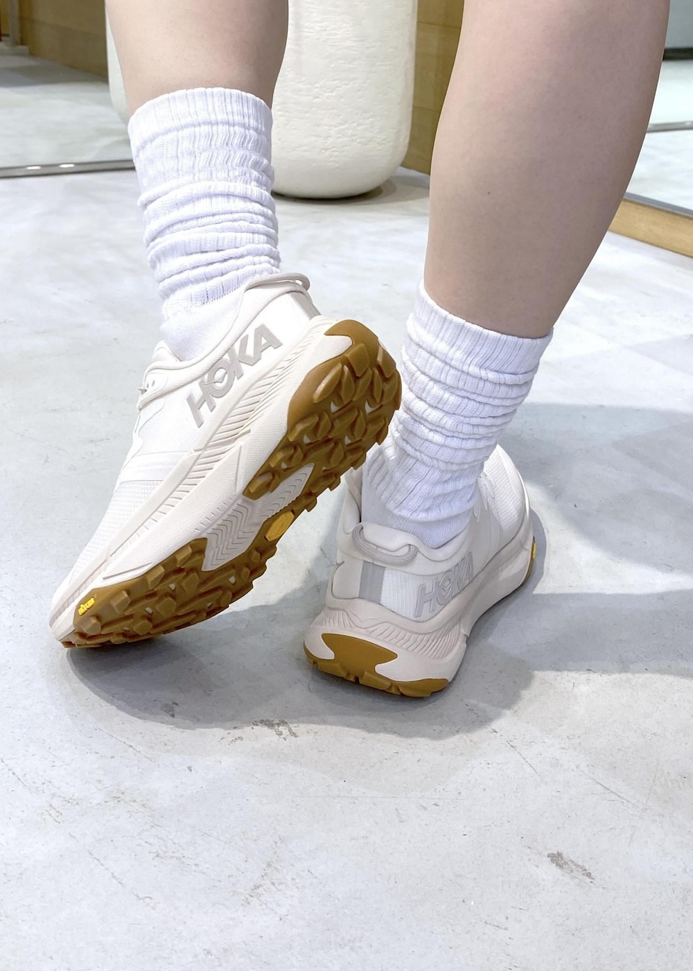 ブラック系のTシャツ/カットソー、ベージュ系のその他パンツ、ホワイト系のスニーカーを着用したレディースの夏コーディネートの8枚目の写真