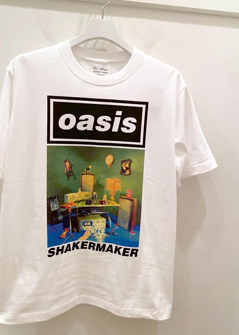 グリーン系のサンダル、ホワイト系のスカート、ブラック系のボストンバッグを着用したレディースの夏コーディネートの9枚目の写真