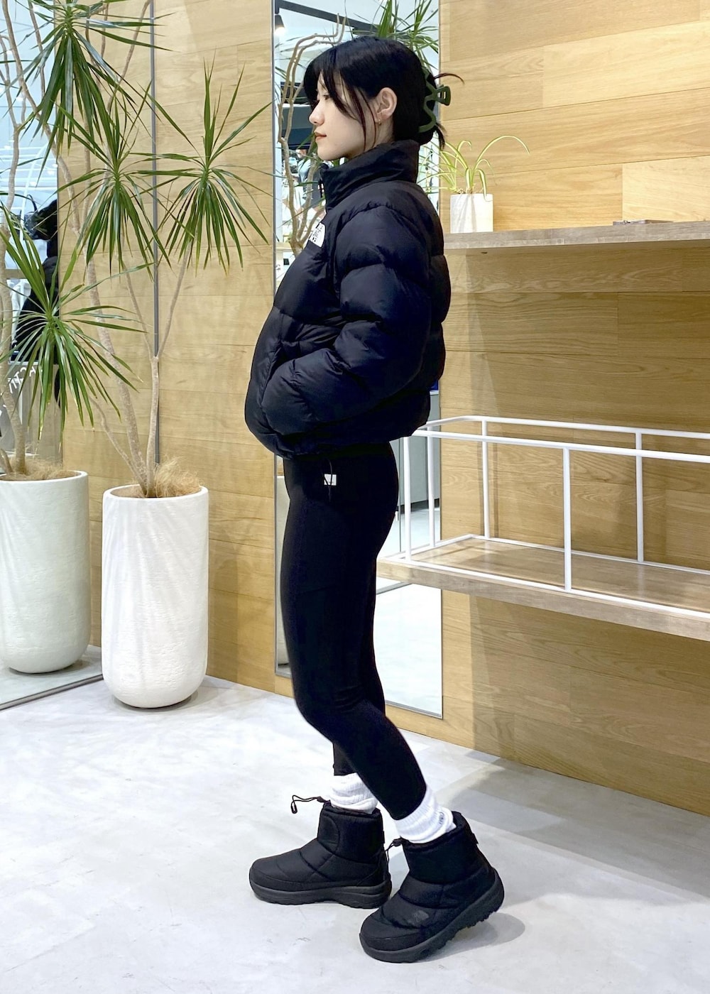 ブラック系のダウンジャケット/コート、ブラック系のレギンス/スパッツを着用したレディースの秋コーディネートの4枚目の写真