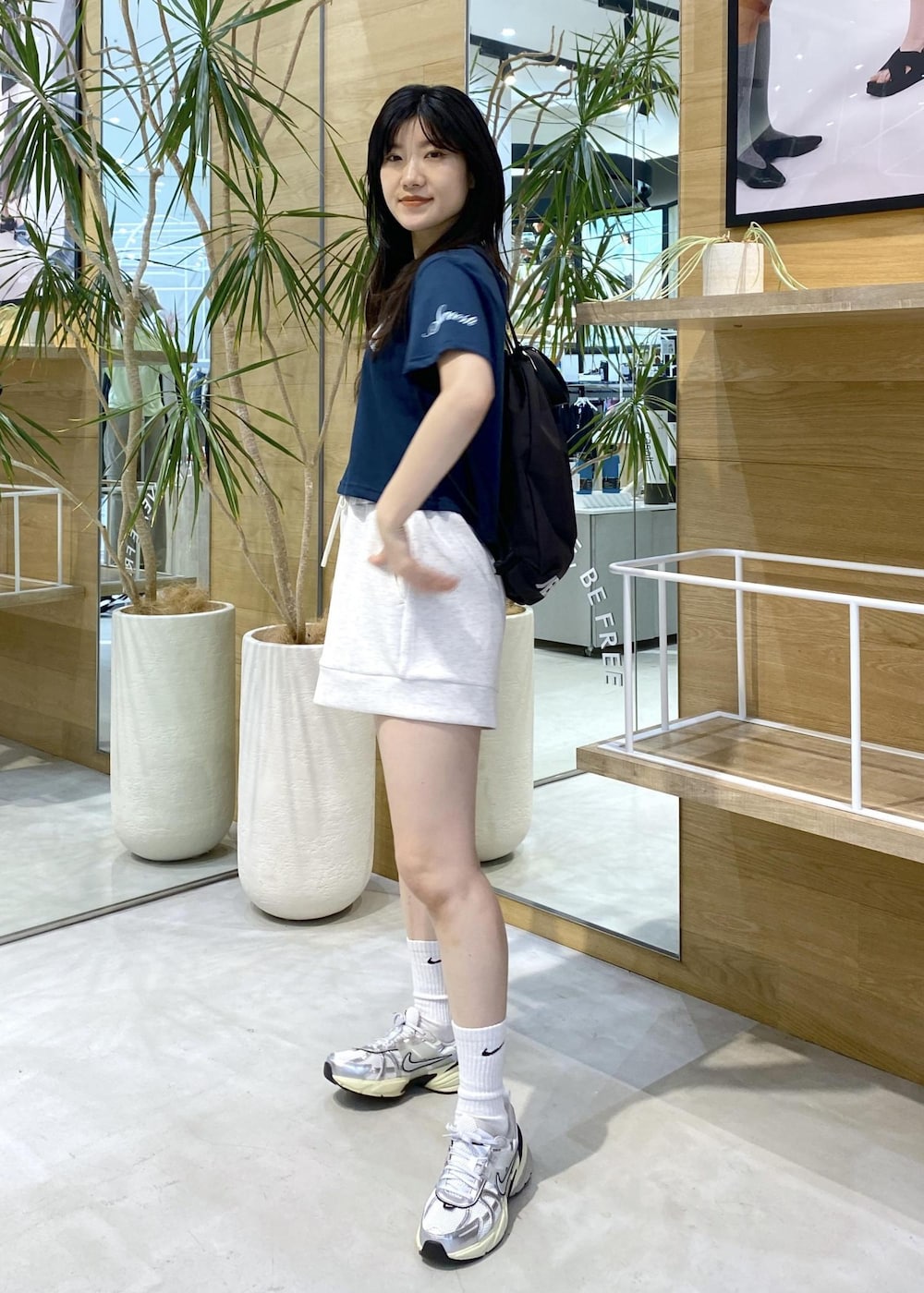 ホワイト系のスニーカー、ブルー系のTシャツ/カットソー、グレー系のその他パンツを着用したレディースの夏コーディネートの2枚目の写真