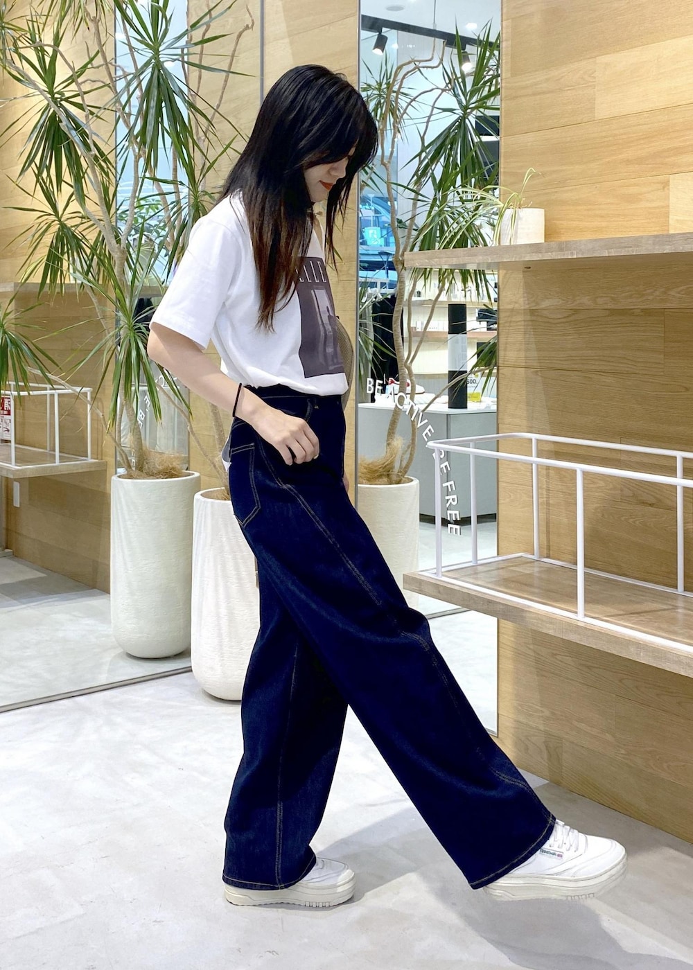 「ナージー、デニム、デニムパンツ、デニムコーデ、厚底、厚底スニーカー、Reebok、ELLE、コラボT、Tシャツ、Tシャツコーデ、バッグ、ボディーバッグ、骨格ウェーブ、夏コーデ」｜「Reebokの【Reebok】CLUB C EXTRA（スニーカー、ホワイト系）」を使った、sana.nさん（レディース・162cm）の秋コーディネートの2枚目の写真
