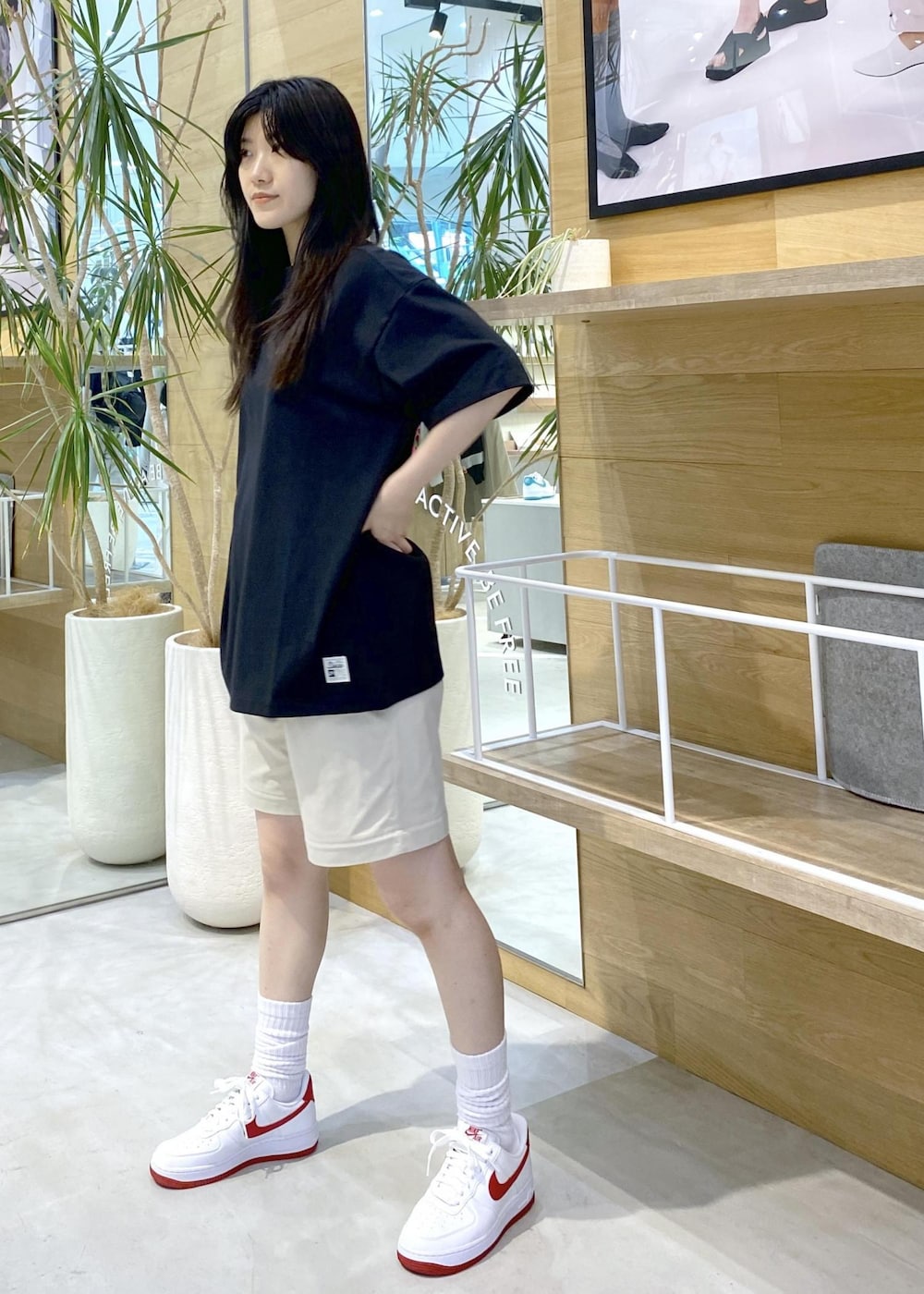 グレー系のその他パンツ、ブラック系のTシャツ/カットソー、ホワイト系のスニーカーを着用したレディースの夏コーディネートの5枚目の写真