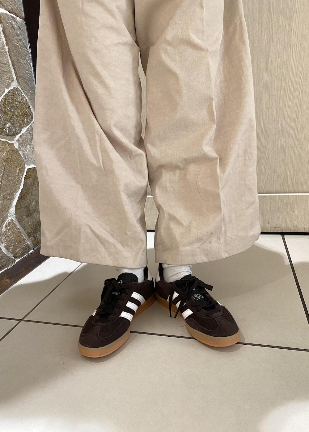 グリーン系のショルダーバッグ、ブルー系のデニムジャケット、ホワイト系のその他パンツを着用したレディースの冬コーディネートの7枚目の写真