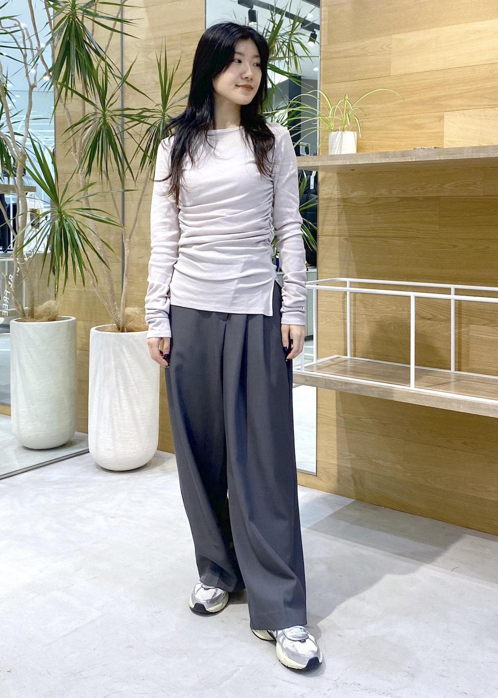 ホワイト系のスニーカー、グレー系のスラックス、パープル系のTシャツ/カットソーを着用したレディースの秋コーディネートの2枚目の写真