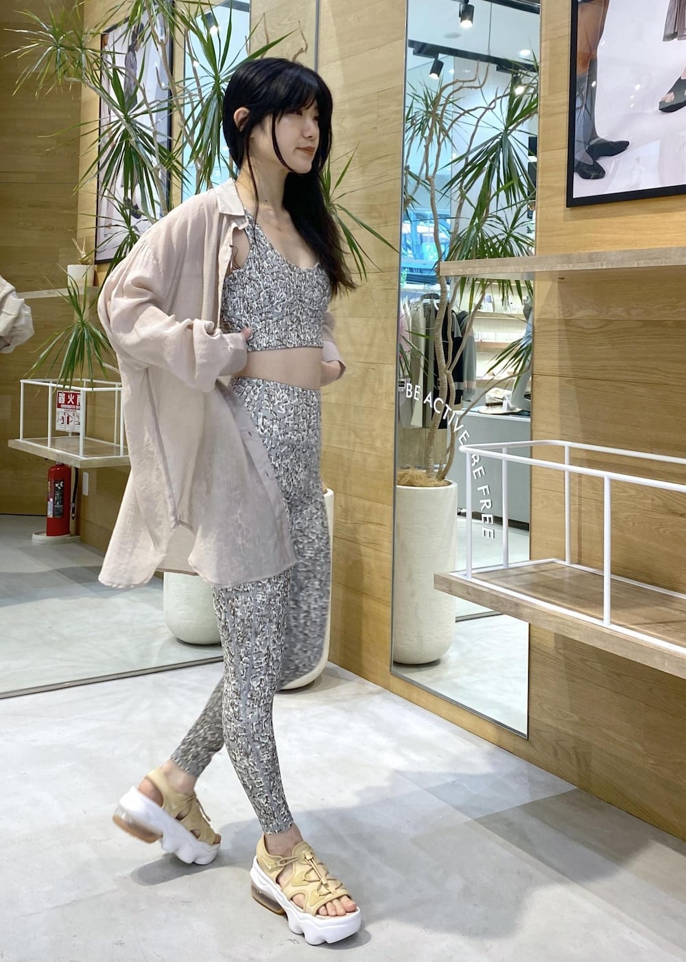 ベージュ系のサンダル、グリーン系のブラジャー、グリーン系のレギンス/スパッツを着用したレディースの夏コーディネートの4枚目の写真